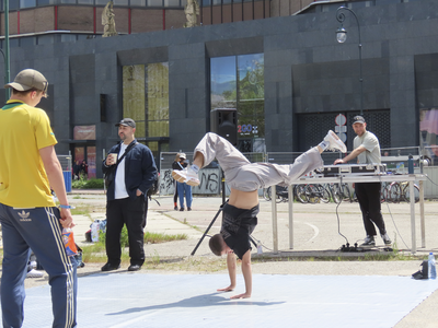 907110 Afbeelding van een streetdancer, met op de achtergrond een dj, tijdens de opening van het evenement 'Time Cap' ...